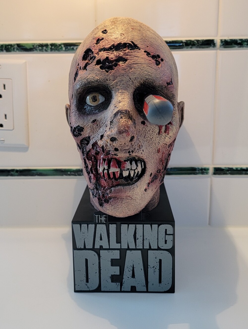 The Walking Dead Season 2 Limited Edition Zombie Head with Season 2 Blu-ray Disc